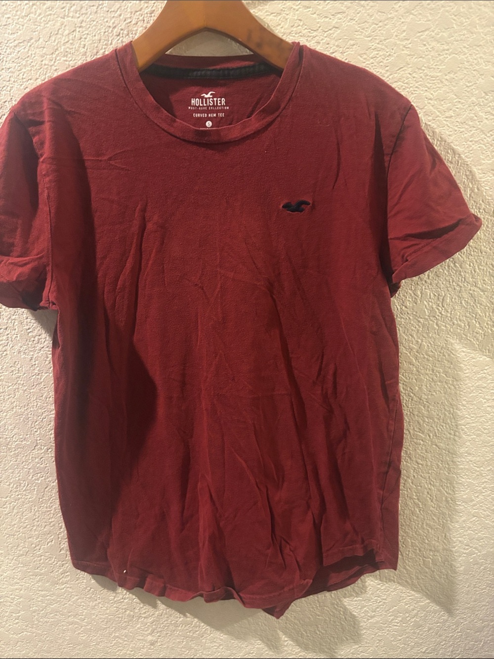 Hollister Men's Short Sleeve Crew Tee in Deep Red